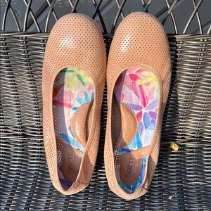 Born Women's Light Brown Perforated Flats